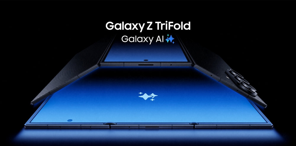 Samsung Galaxy Z TriFold फोन, भारत में कीमत दर्शाते हुए भारतीय नोटों के पास रखा गया है।